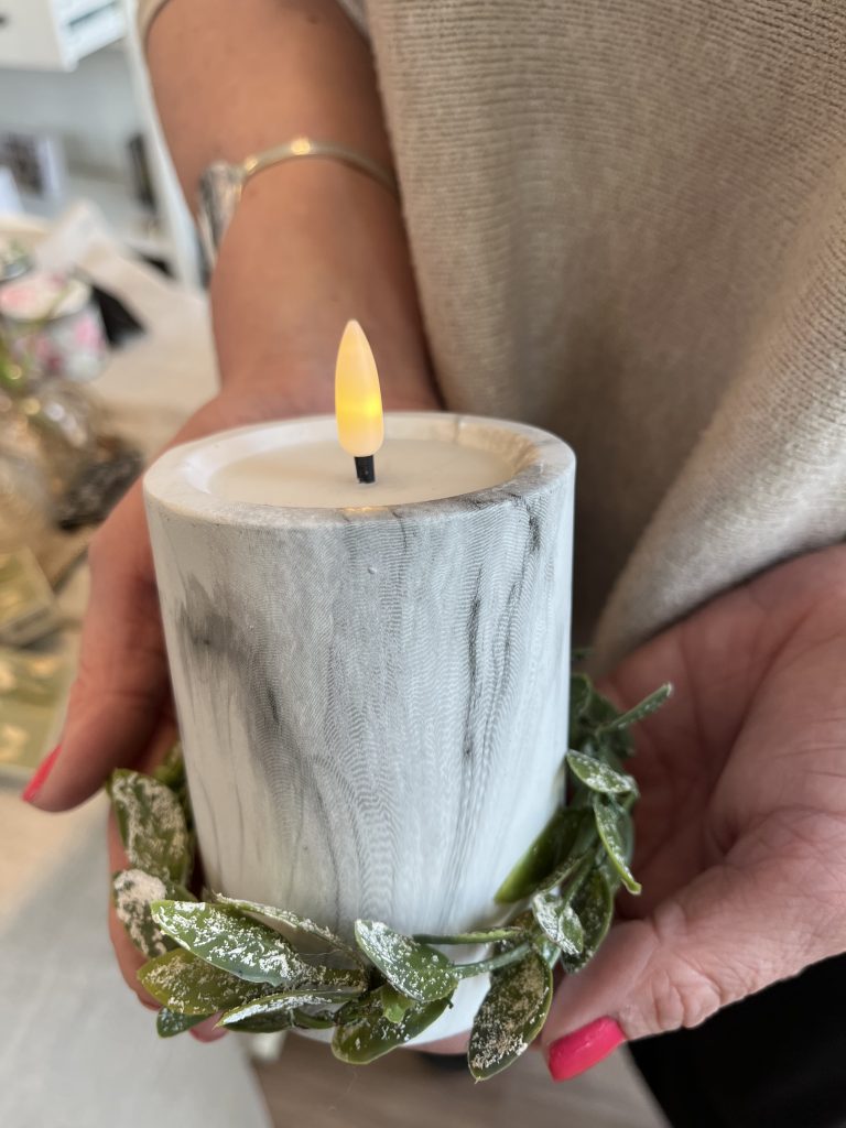 Ett batteridrivet blockljus i ett par händer